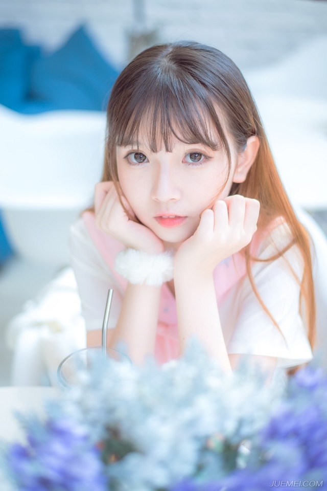 任凭愁思百结，辗转难眠，推轩望月。圆月高悬，散落满地皎辉。想来，明月必无情，千年风霜尽，多情易老。若有情，早该随风老去。明知月无情，为何屡屡寄情于明月?